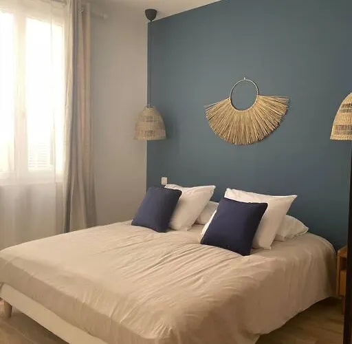 Cassis centre, superbe appartement neuf, 50m port.